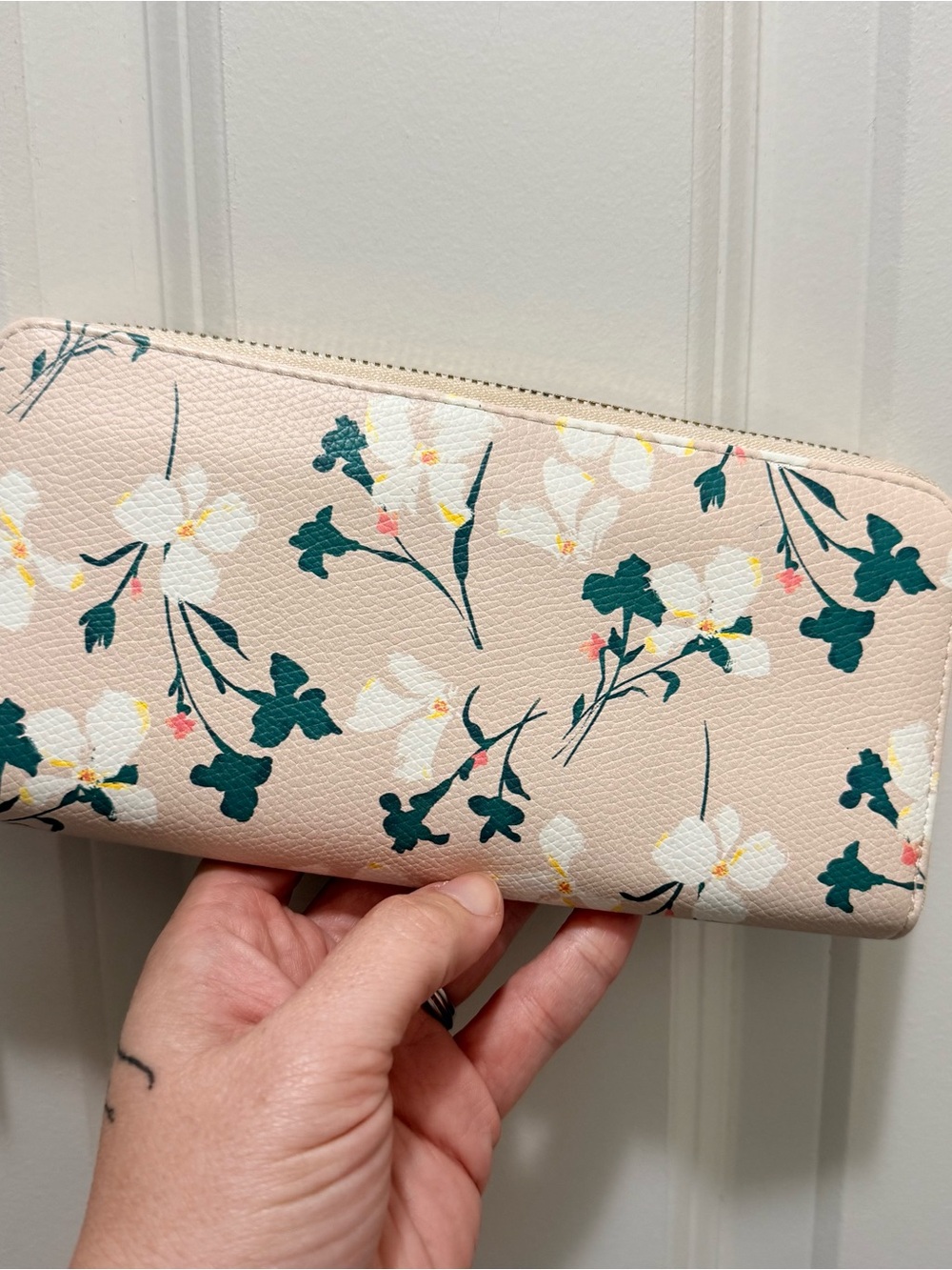 A New Day Floral 8” White + Cream Pastel Floral Wallet Like New Condition